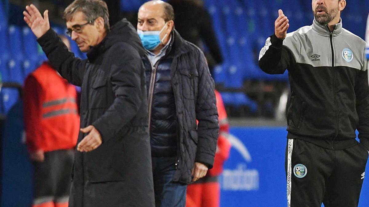 Fernando Vázquez, a la izquierda, durante una discusión con el técnico visitante, Tito García. |  // CARLOS PARDELLAS