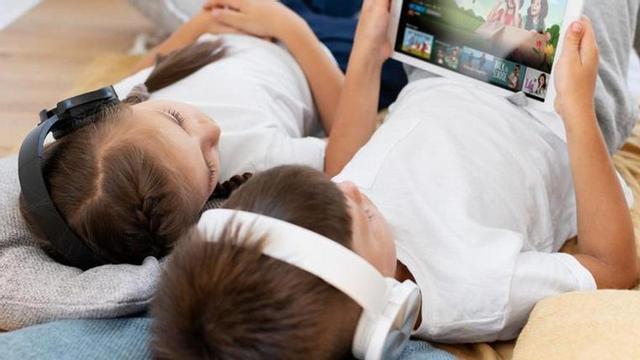 La adicción de los niños a las pantallas preocupa a los expertos.