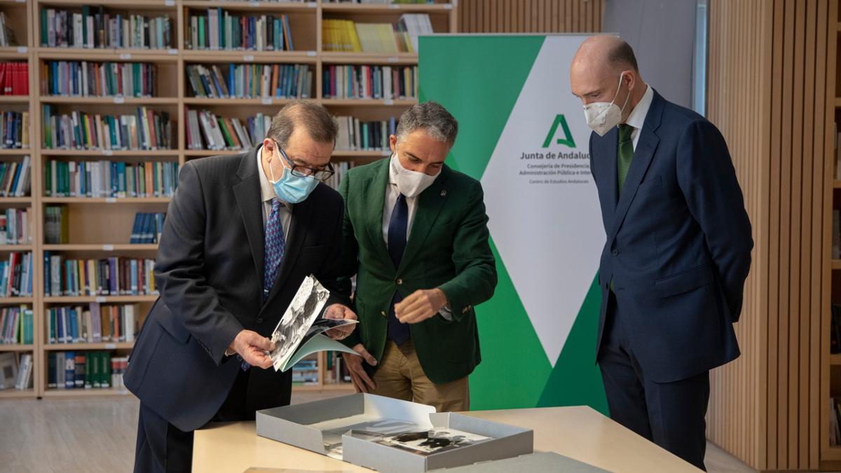 El consejero de Presidencia, Elías Bendodo, y el expresidente andaluz, José Rodríguez de la Borbolla.