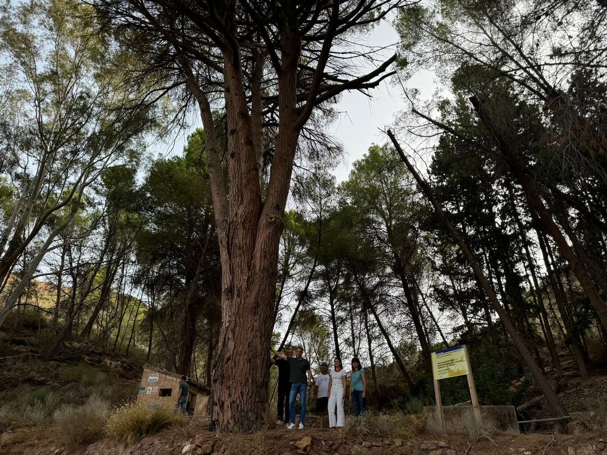 El acalde visitaba la Finca Villareal junto a representantes de la asociación.