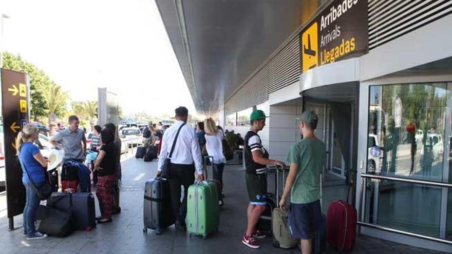 Un total de 917.463 pasajeros llegaron y salieron del aerodromo ibicenco el pasado mes.