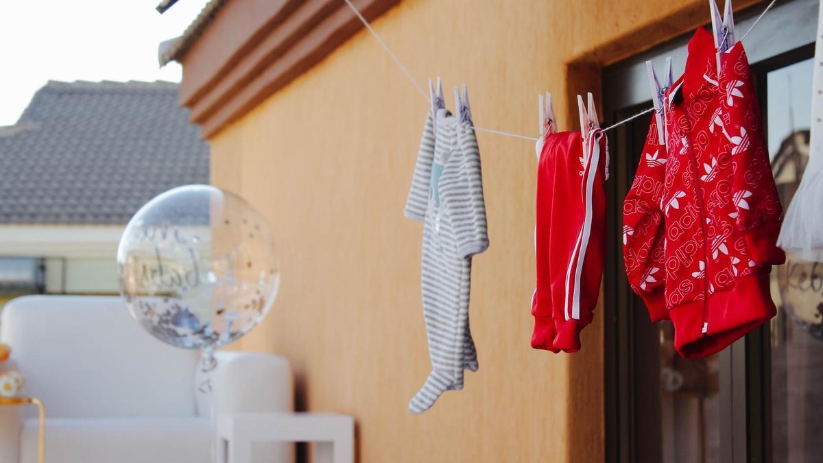 Los peligros para la salud de tender la ropa dentro de casa