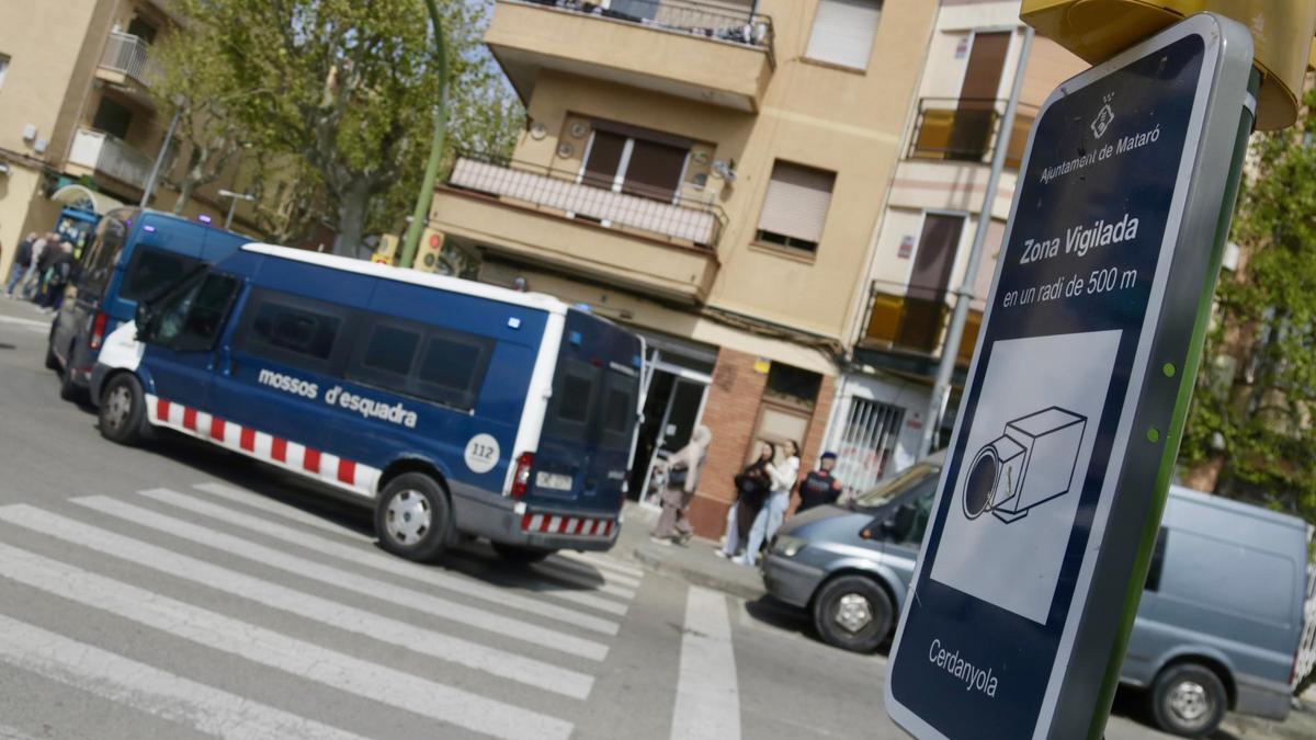 Diversas unidades de los Mossos d'Esquadra realizan una vigilancia especial en el barrio de Cerdanyola de Mataró