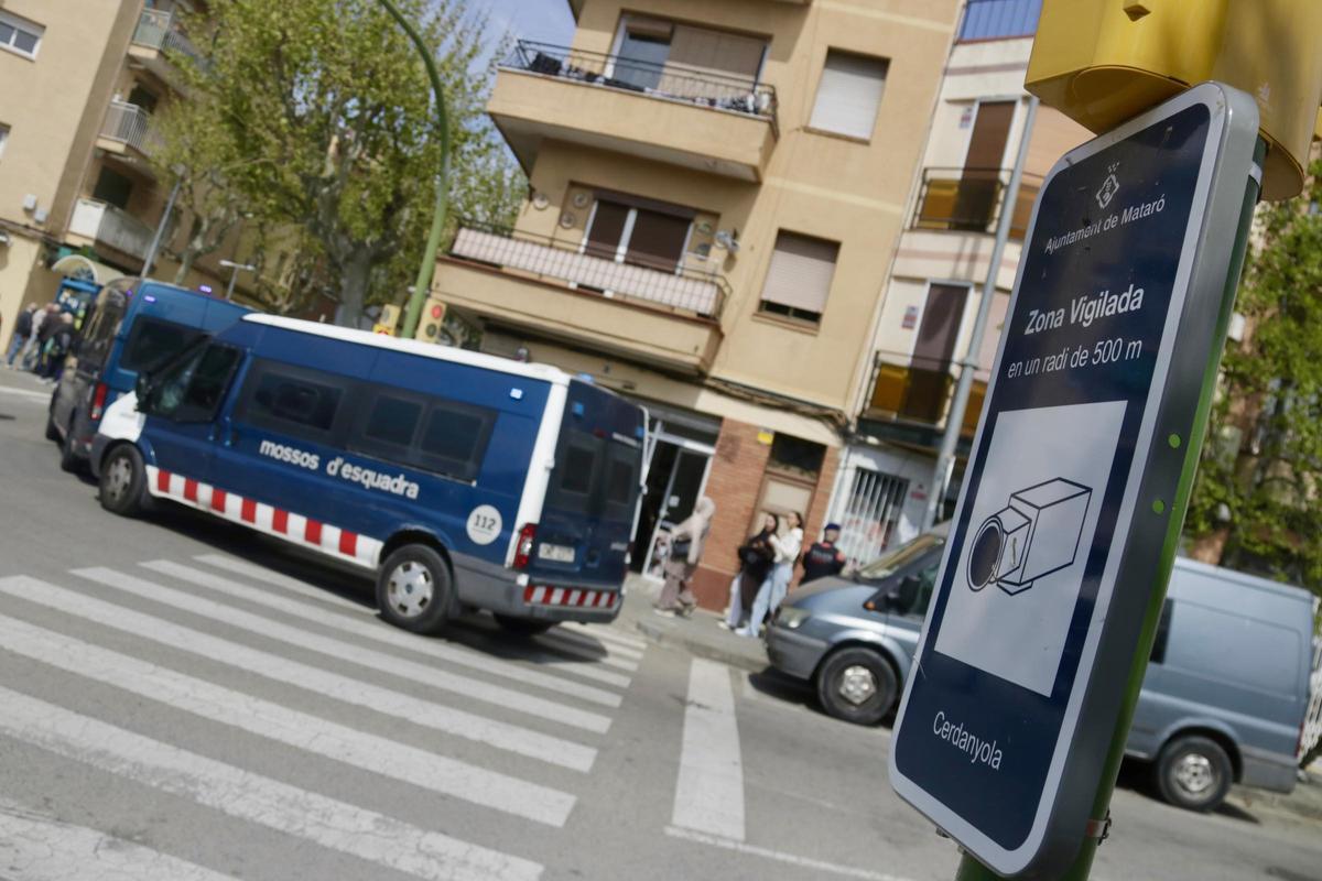 Diversas unidades de los Mossos d'Esquadra realizan una vigilancia especial en el barrio de Cerdanyola de Mataró
