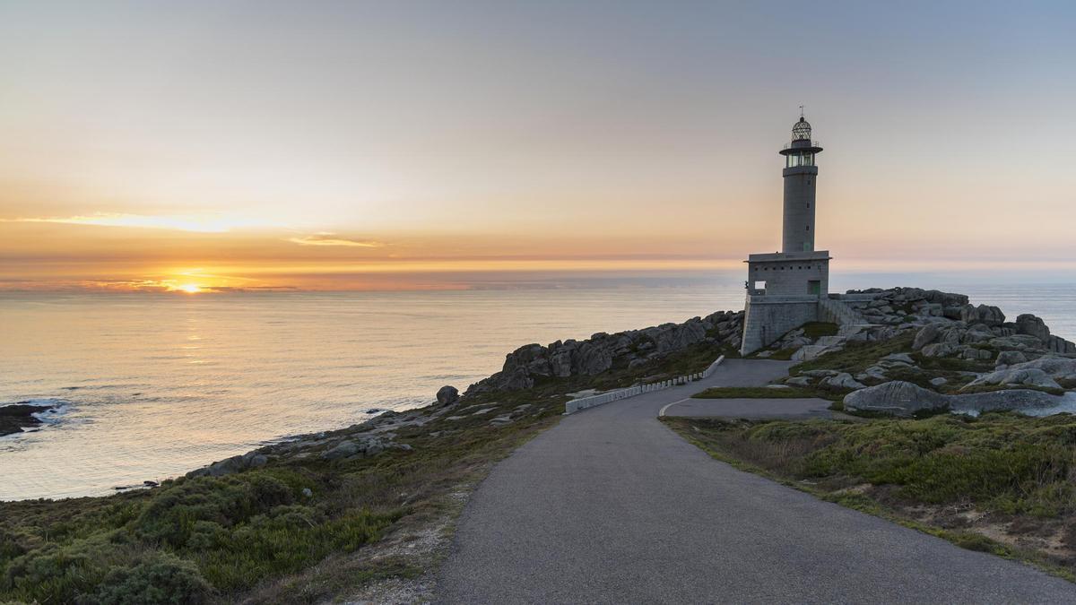 El faro de la Punta Nariga próximo a Malpica de Bergantiños, Galicia
