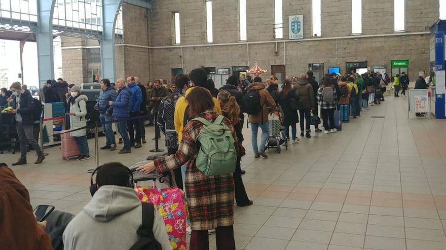 Largas colas en A Coruña en el control de la estación de tren de San Cristóbal