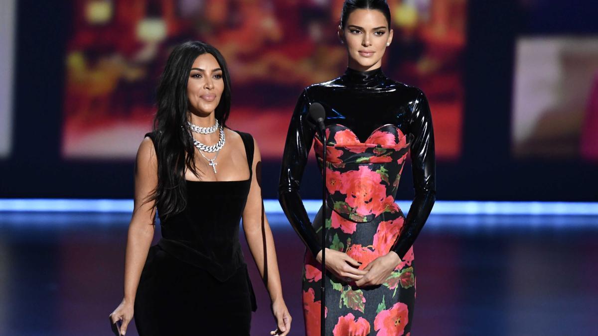 Kim Kardashian y Kendall Jenner sobre el escenario de los Emmy