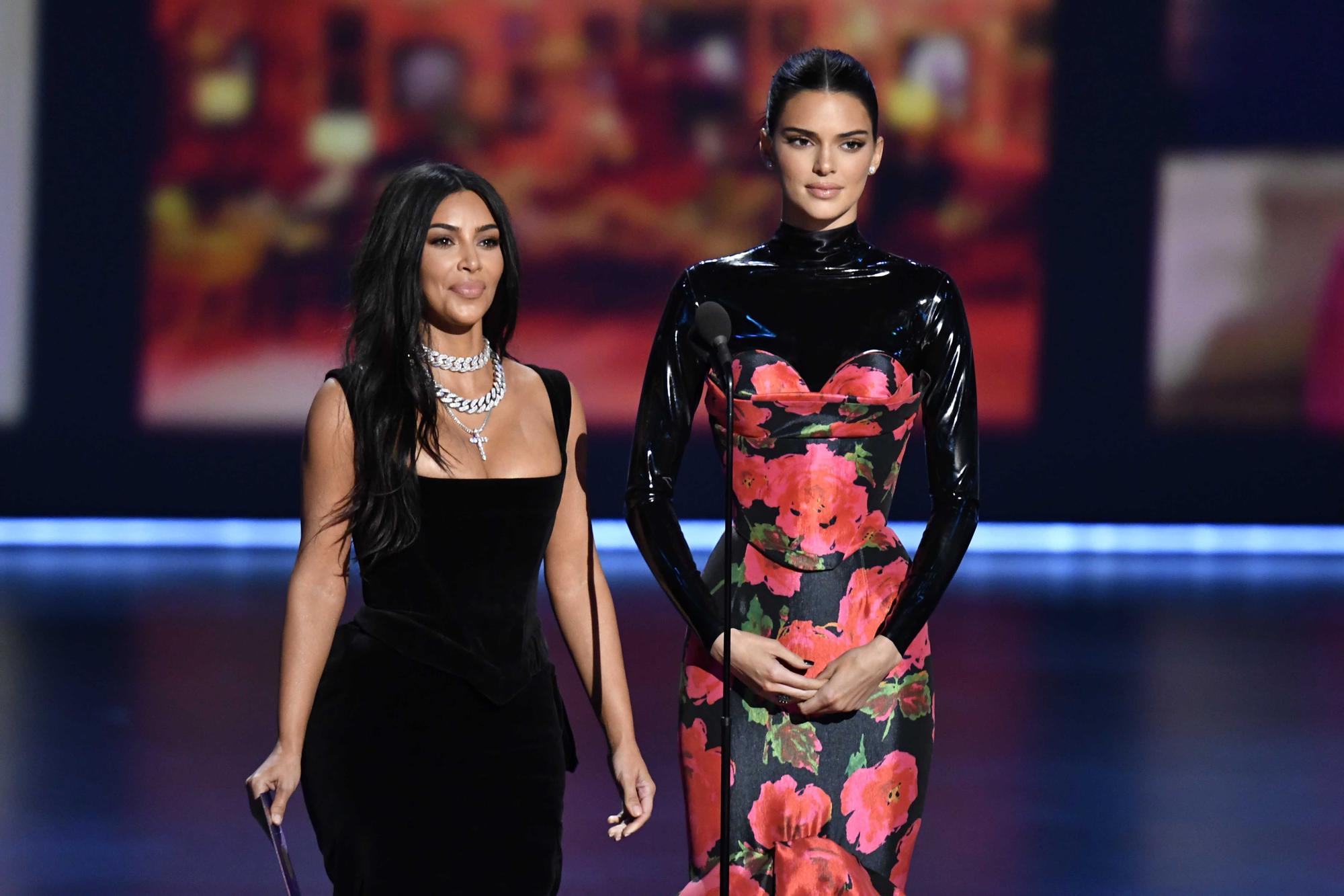 Kim Kardashian y Kendall Jenner sobre el escenario de los Emmy
