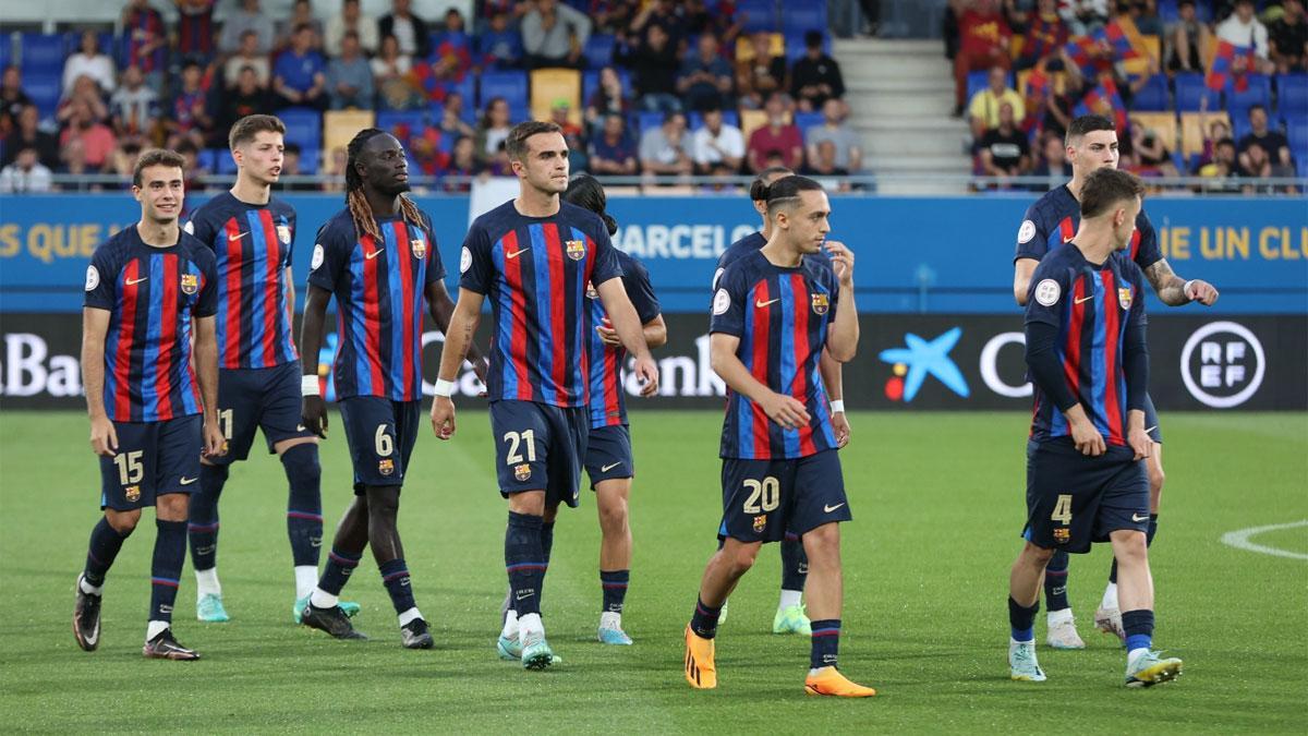 El Barça Atlètic celebra con la afición la victoria ante el Real Madrid Castilla