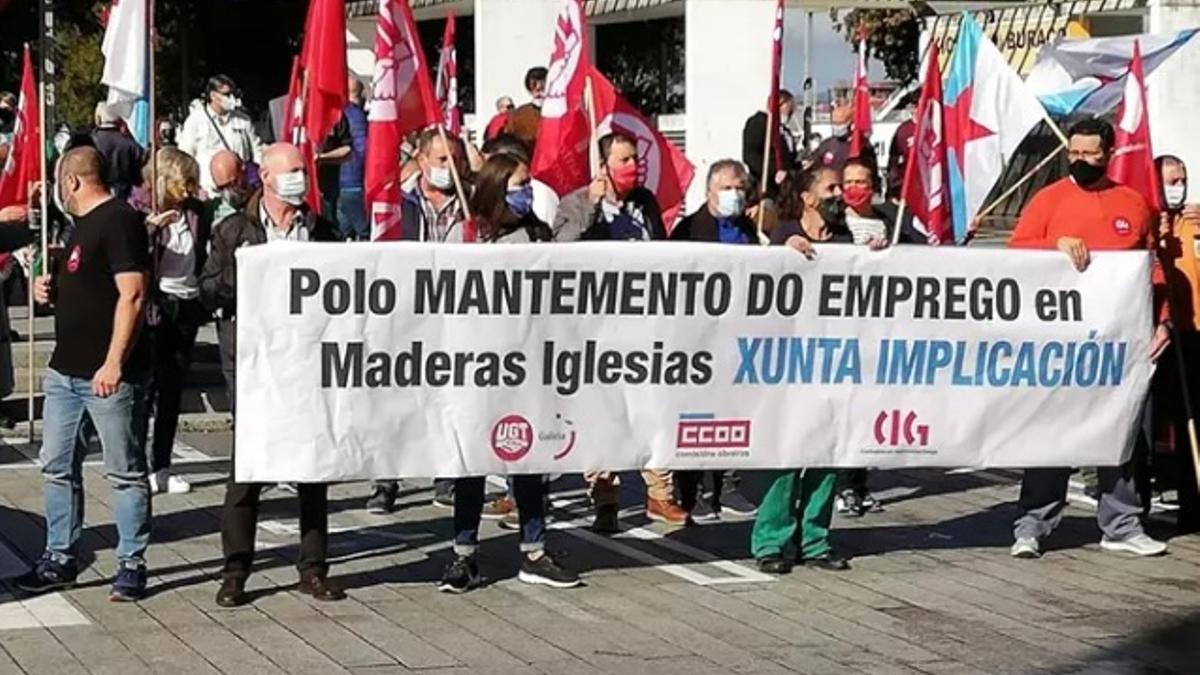 Trabajadores de Maderas Iglesias concentrados en un acto convocado por la CIG