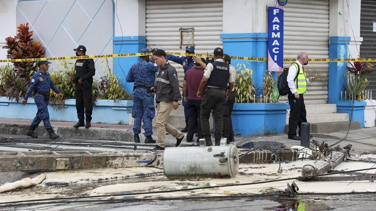 Una avioneta cae en una transitada calle de Guayaquil y deja dos muertos.