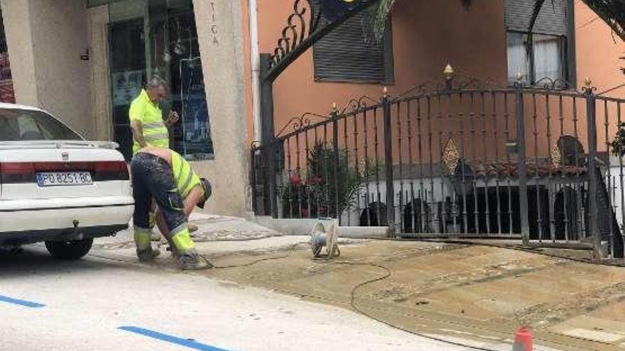 Operarios pulen, ayer, la acera de la calle Calvo Garra de Lalín.