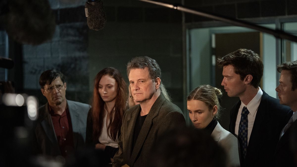 Colin Firth, en el centro, como el Michael Peterson de 'The Staircase'.