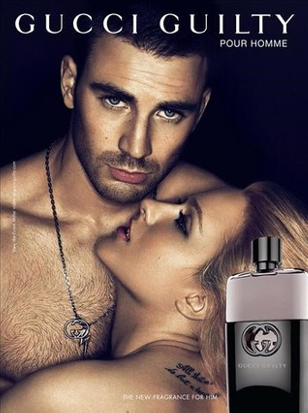 Un fotograma de un anuncio de perfume con alto conteido erótico.