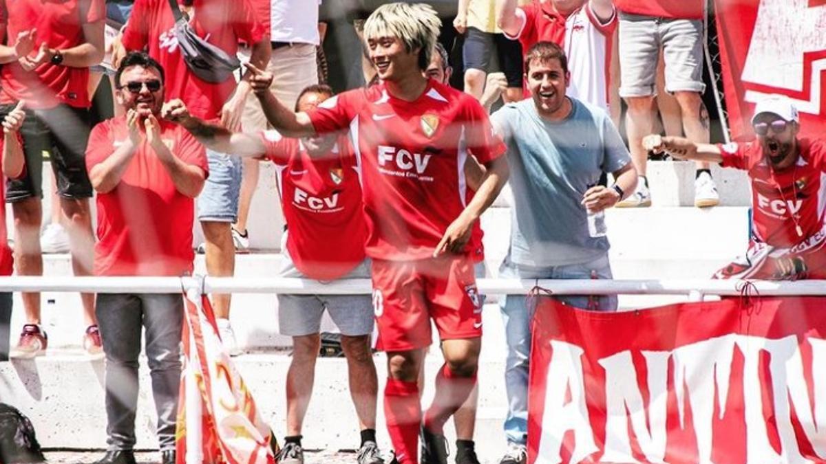 Akito Mukai, festejando un gol con el Terrasa.