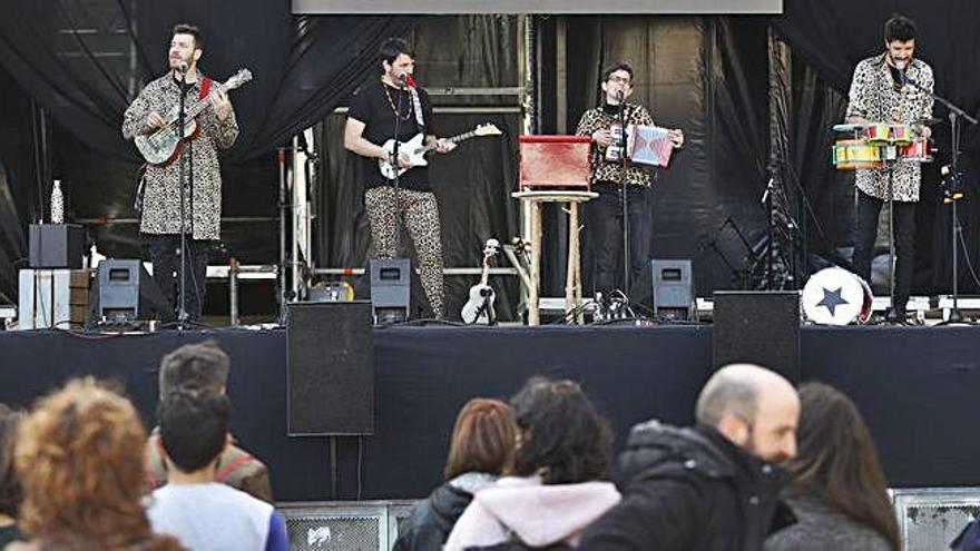 Jornada amb activitats variades a La Copa. ?Al migdia hi va haver el concert infantil de 2PrincecesBarbudes, el vermut musical amb la Tosca Brava i un espectacle de foc amb la colla infantil dels diables de l&#039;Onyar que va arribar a la Copa després d&#039;una cercavila, a més dels concerts a la nit.