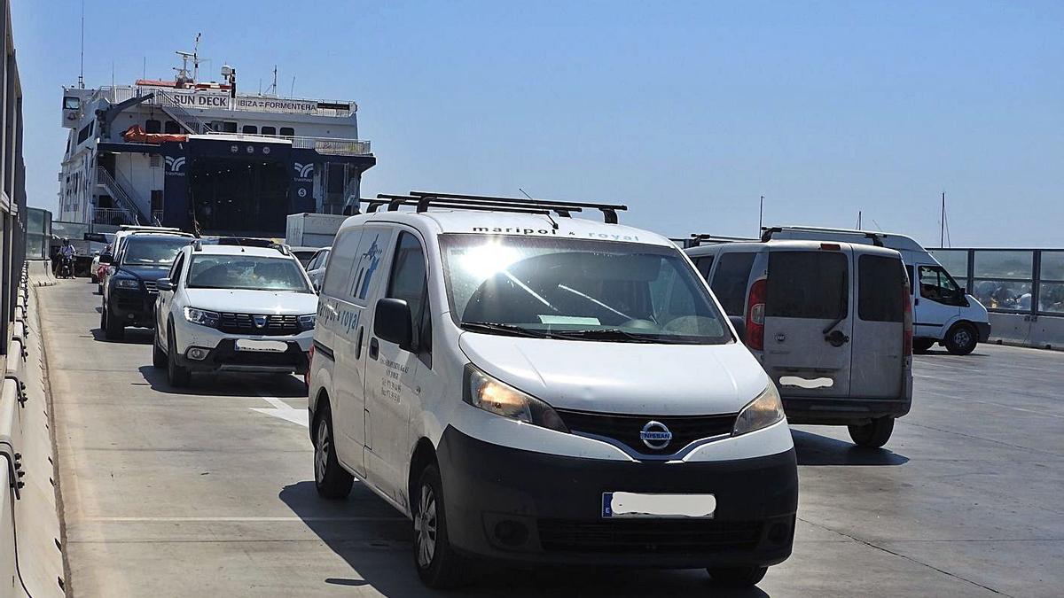 Vehículos en el puerto de la Savina, el primer día de aplicación de la tasa de 2019. | C.C.