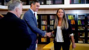 El presidente del Gobierno, Pedro Sánchez, y la portavoz de Junts, Míriam Nogueras, se saludan en presencia del secretario de Organización del PSOE, Santos Cerdán, en octubre de 2023.