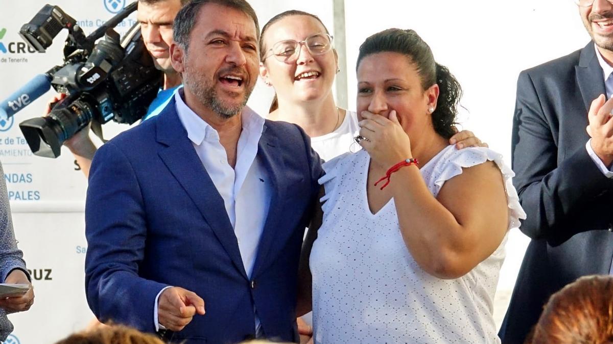 El alcalde de Santa Cruz le canta el Cumpleaños Feliz a una de las adjudicatarias.