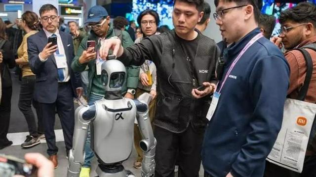 Assistents a l’última edició del Mobile World Congress interactuen amb un robot humanoide | MARC FONT