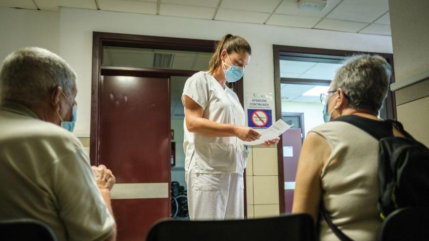 Una enfermera pasa lista en un centro de salud del Archipiélago. | | ANDRÉS GUTIÉRREZ