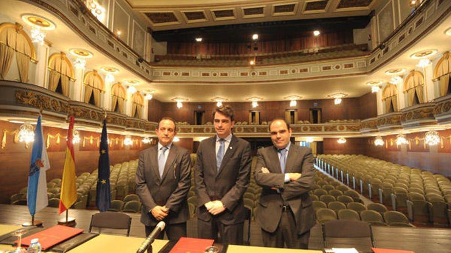 Calvo (centro), hoy, en el Teatro Colón.