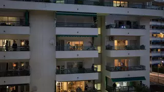 Se harta del humo de un vecino en Barcelona y le deja esta nota: la respuesta ya es viral