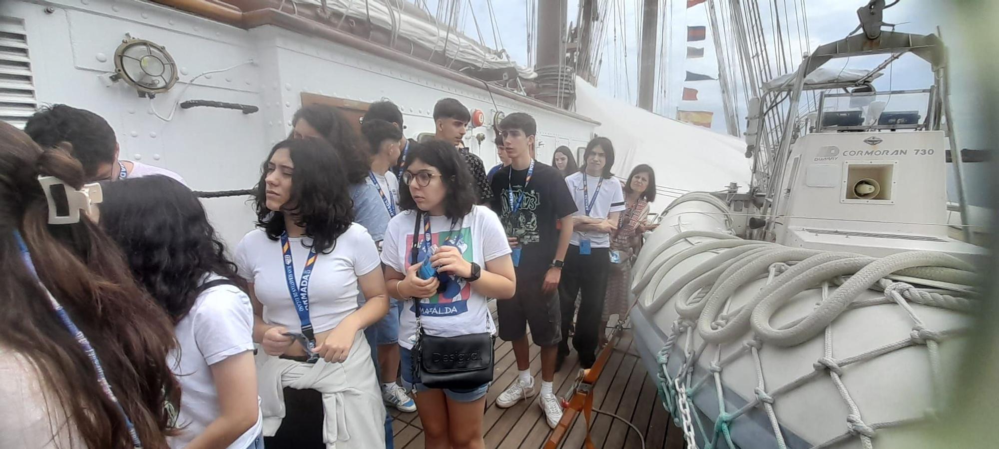 Los estudiantes del instituto de Vegadeo son recibidos en el “Elcano”