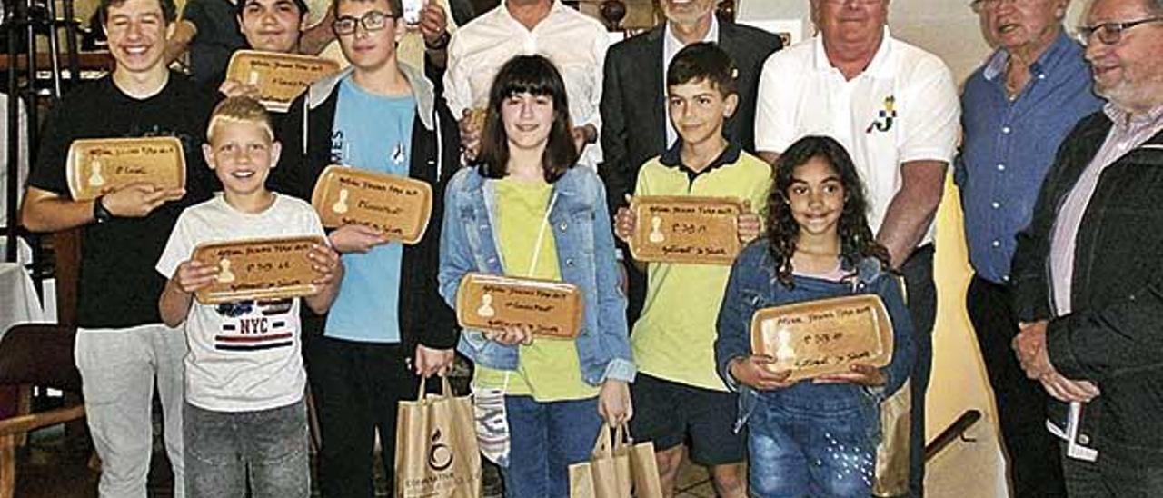 Podio de los torneos sénior y escolar de la matinal organizada por el Cercle Solleric.