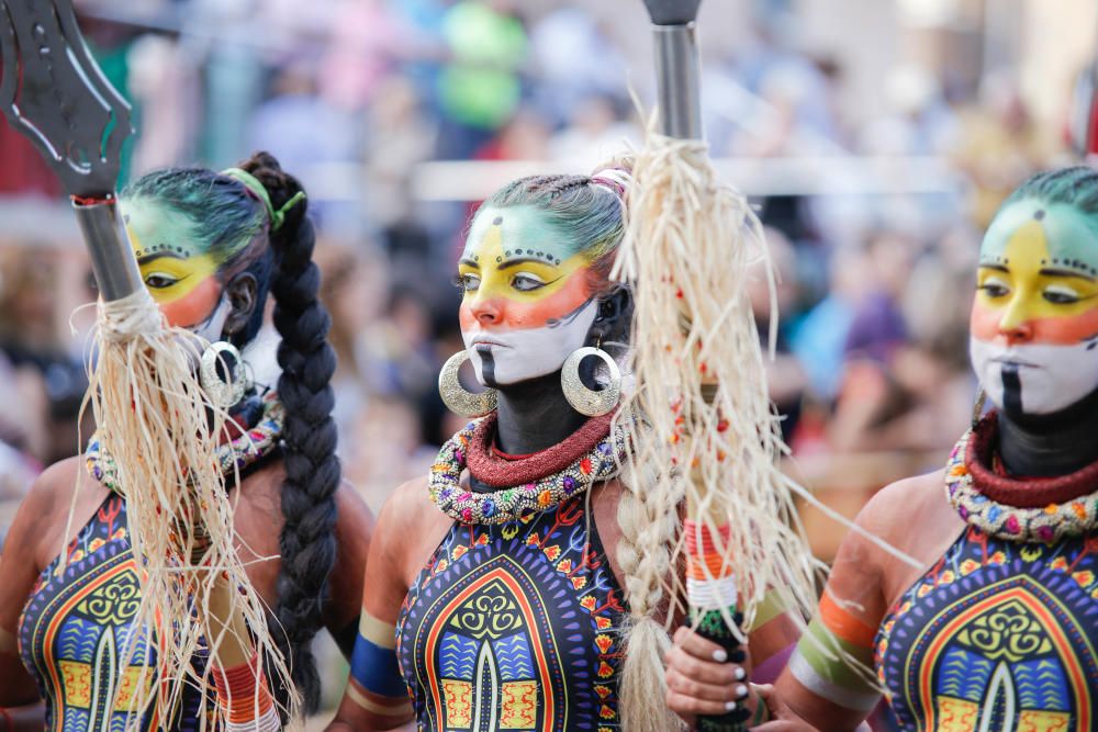 El bando de la media luna ofreció un majestuoso espectáculo en el segundo gran desfile de los Moros y Cristianos de la ciudad