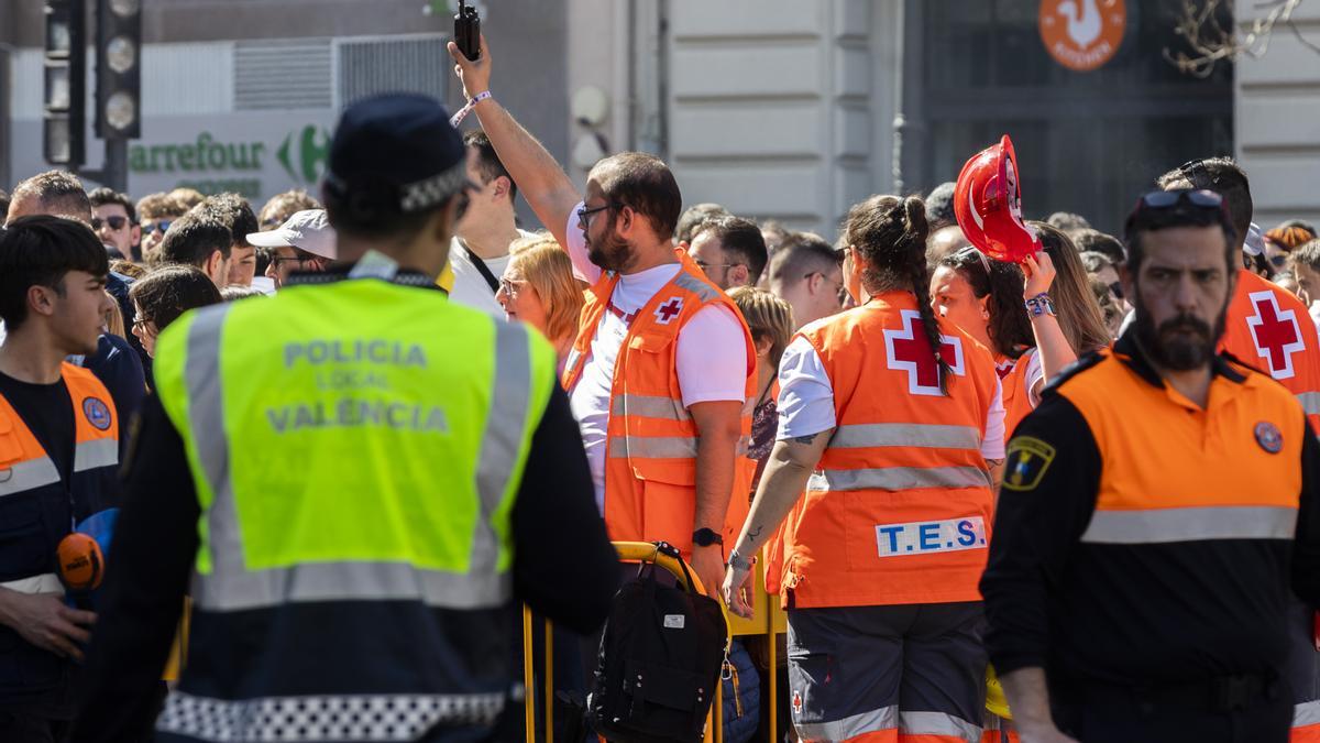 Servicios sanitarios atienden a las personas heridas.