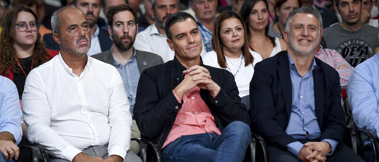 Pedro Sánchez y Ángel Víctor Torres, en un mitin.