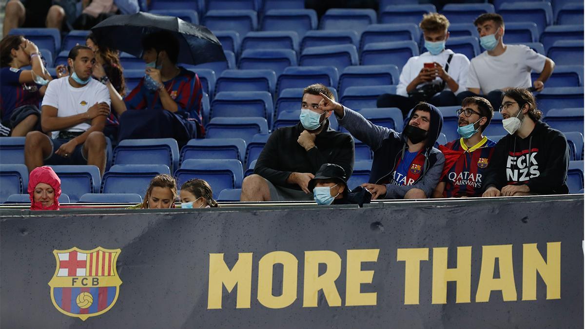 Los aficionados se acercaron al Camp Nou a pesar de la lluvia en Barcelona