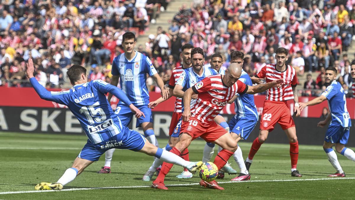 Romeu desaprovecha una clara ocasión de gol durante la primera parte en Montilivi