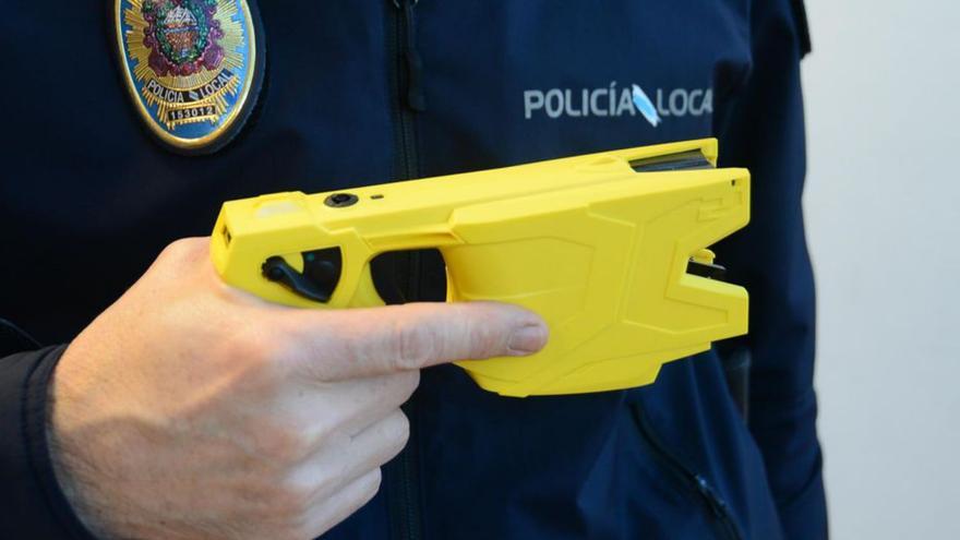 LLEGAN LAS PISTOLAS TASER A CORUÑA: El 091 usará sus primeras pistolas Taser  y cámaras personales de Galicia en A Coruña