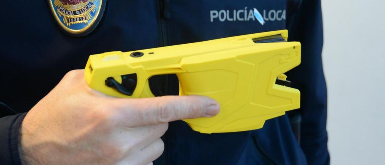 LLEGAN LAS PISTOLAS TASER A CORUÑA: El 091 usará sus primeras pistolas Taser  y cámaras personales de Galicia en A Coruña