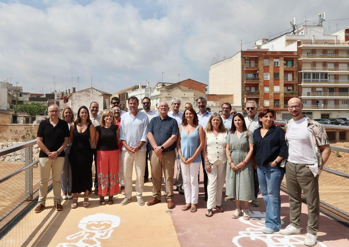 El ministro, Óscar Puente, con el alcalde, Vicent Císcar, la delegada del Gobierno, Pilar Bernabé, y corporación municipal.