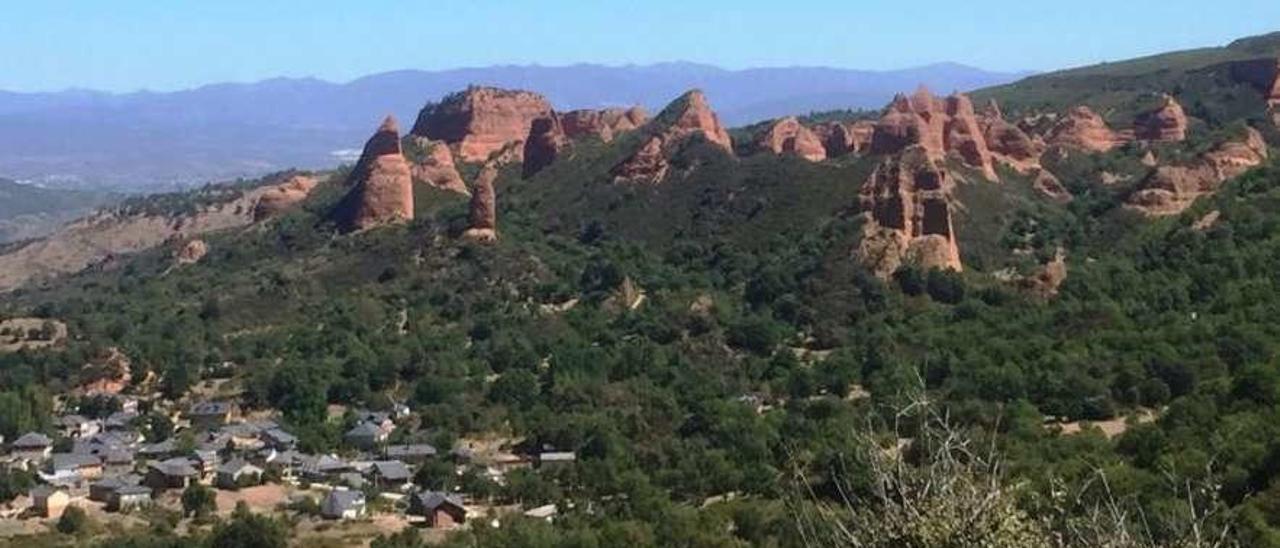 El pueblo de Borrenes, en el Bierzo (León), situado bajo Las Médulas, donde se proyecta una explotación minera.