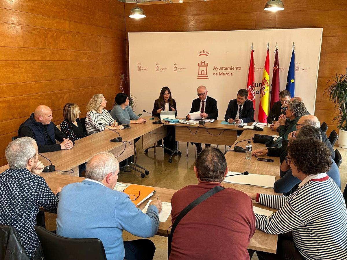 Reunión celebrada este lunes entre concejales del Ayuntamiento y colectivos sociales y vecinales.