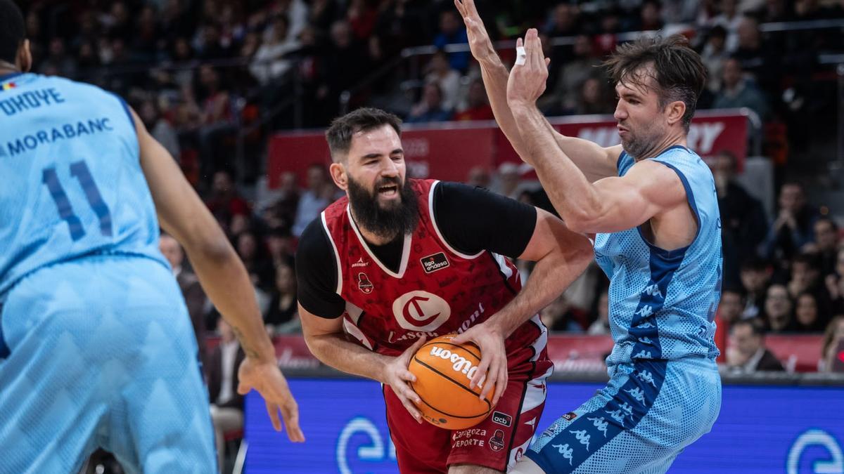 Bojan Dubljevic, ante la defensa de Llovet este domingo.