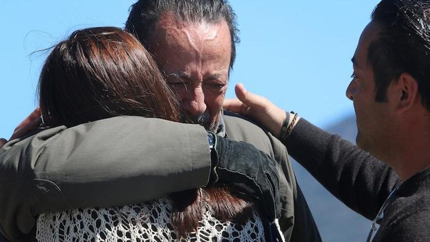 Julián Muñoz abraza a sus familiares en la primera salida de la cárcel.