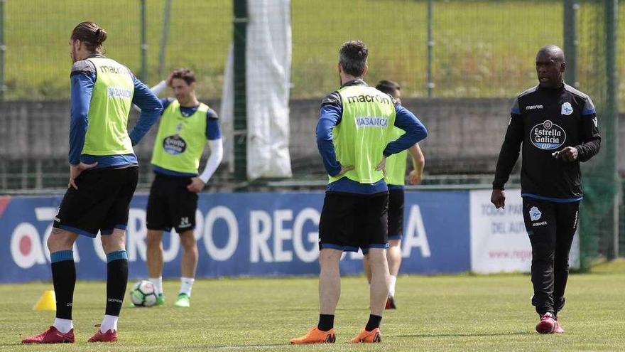 Seedorf da instrucciones a los jugadores durante un entrenamiento en la ciudad deportiva.