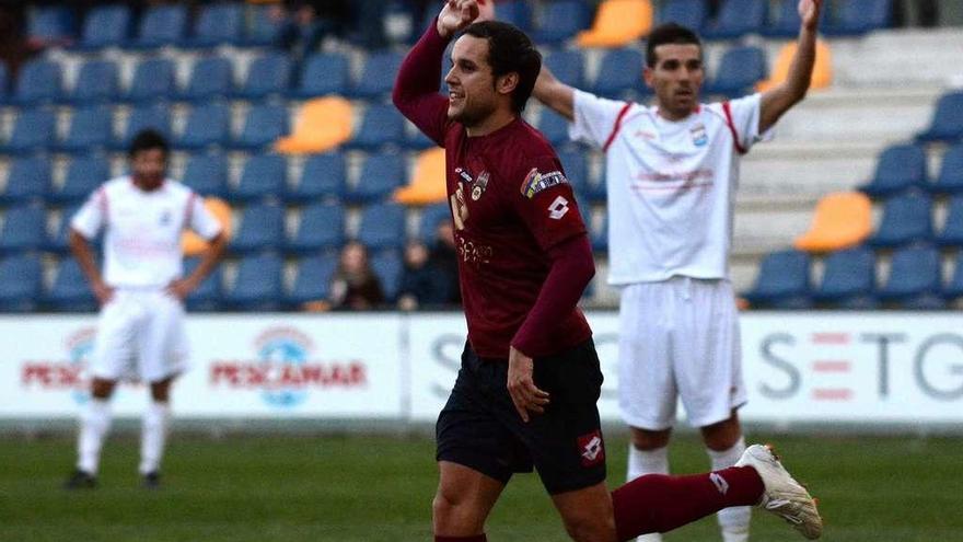 José Moreira celebrando su único gol con la camiseta granate en la temporada 2012-2013 ante el Negreira. // Rafa Vázquez