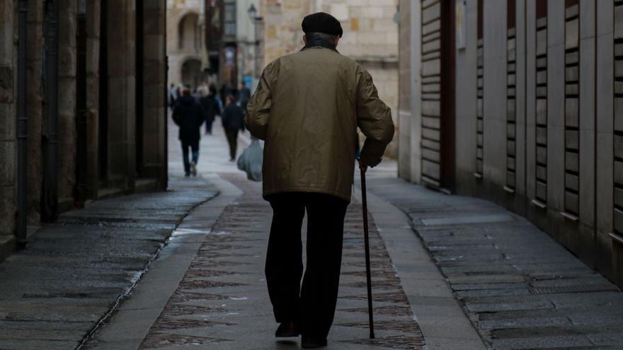 Una persona mayor pasea por el centro de Zamora.