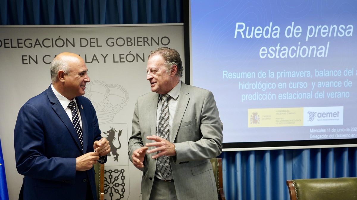 El delegado territorial de la Aemet en Castilla y León, Manuel Mora, acompañado del subdelegado del Gobierno en Valladolid, Jacinto Canales, ofrece un balance del año hidrológico, el resumen climático de la primavera y la predicción para el verano.