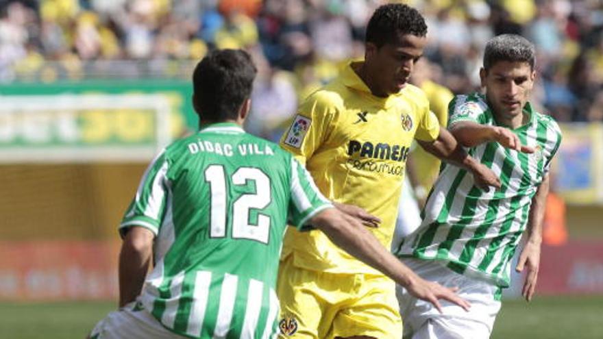 Villarreal y Betis empatan en un partido polémico.