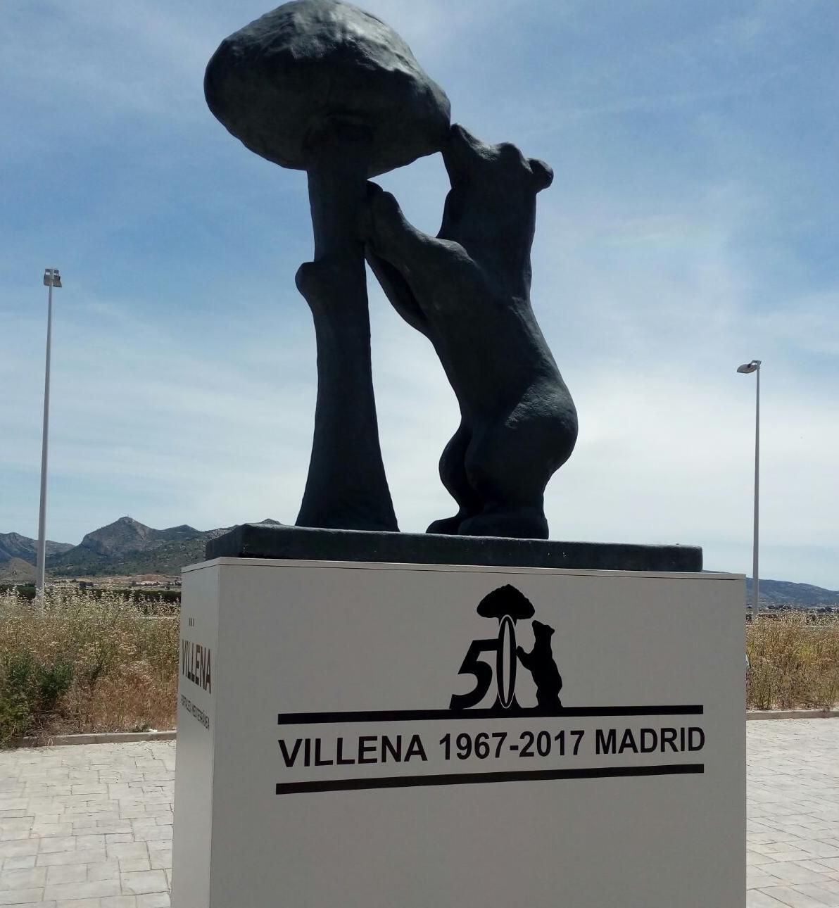 La réplica de la escultura de &quot;El oso y el madroño&quot; de la estación del AVE de Villena.