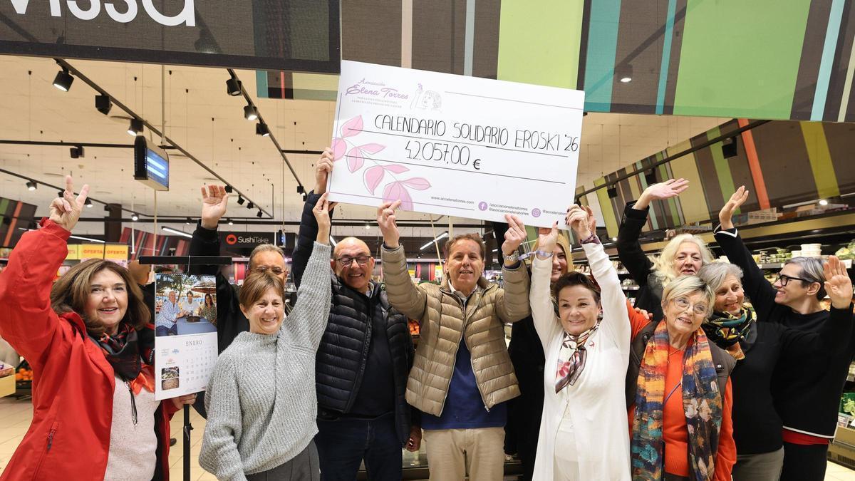 La entrega del cheque solidario de los calendarios de la Asociación Elena Torres.