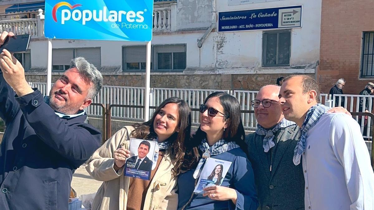 Sara Palma en el centro junto a Paco Sabater, el primero por la derecha, en un acto de campaña del PP.