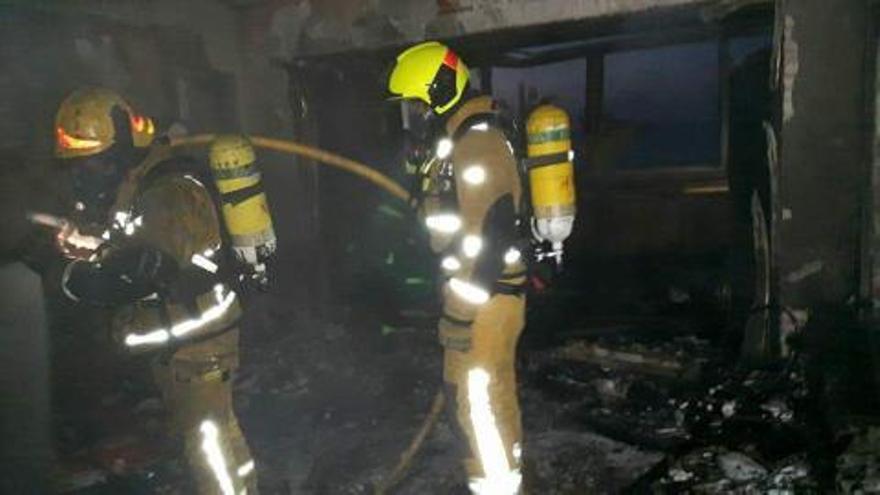 Dos rescatados de un incendio en Benidorm que ha calcinado una vivienda